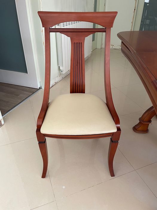 Mesa e cadeiras em madeira de cerejeira