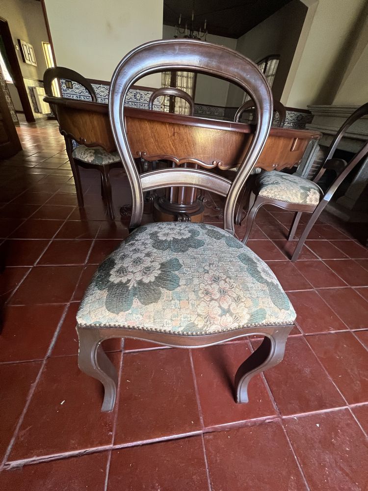 Mesa com 6 cadeiras