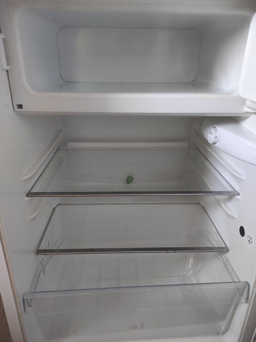 Lodówka z zamrażalnikiem mała ale pojemna.