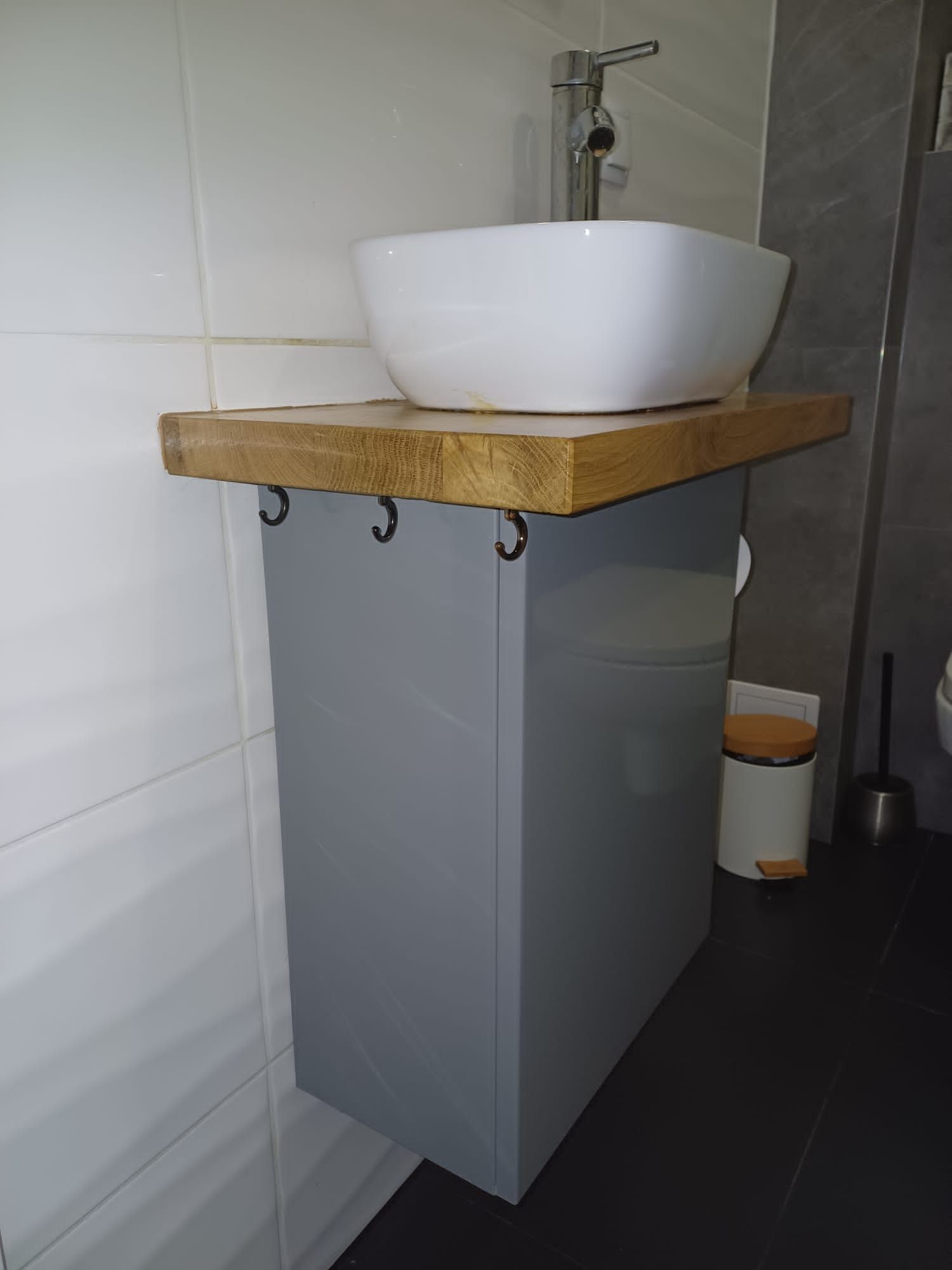 Szafka łazienkowa z umywalką i bateria