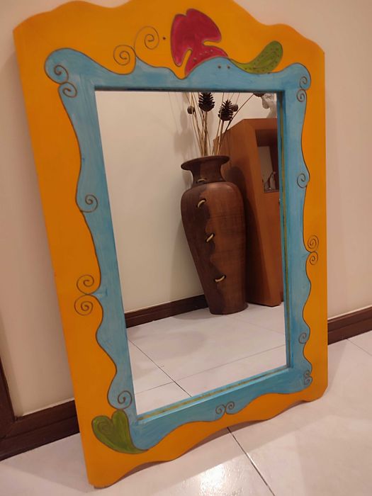 Espelho com moldura em madeira