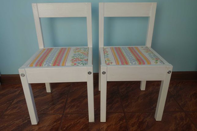 dwa drewniane krzesełka białe krzesełko