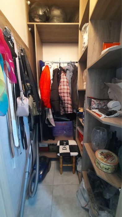 Продам хорошую однокомнатную Жк 7 Небо! Средний этаж! Укомплектована!