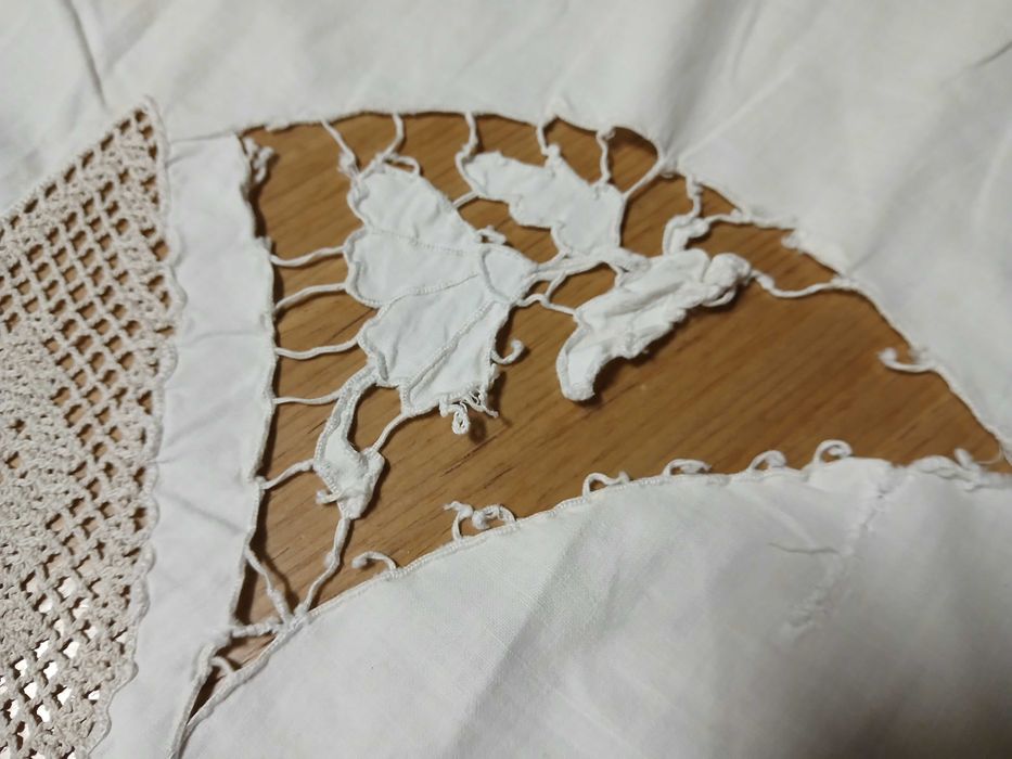 Lençol 2,44 x 2m com renda e bordado(os bordados tem partes rasgadas)