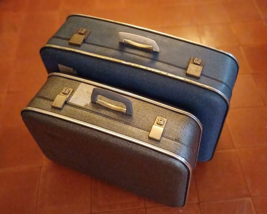 Malas de viagem antigas para decoração