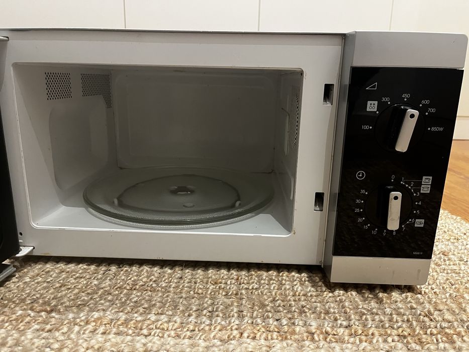 Microondas Samsung MW81P - 23L, 850W, Simples e Fiável