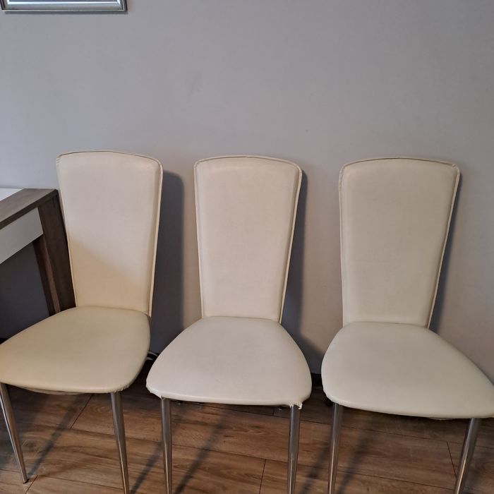 Stół I trzy krzesła