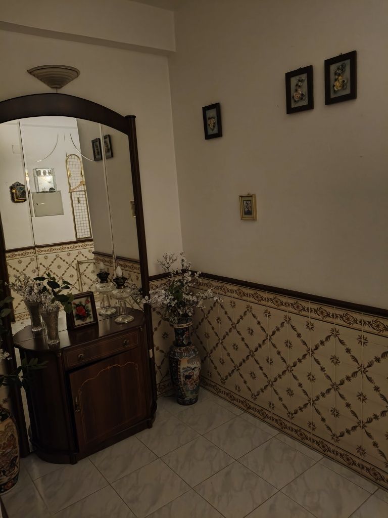 Apartamento T2 com boas áreas , Todo mobilado.