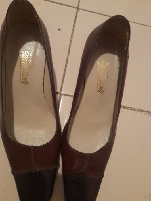 Sapatos de senhora com um pouco de salto alto.