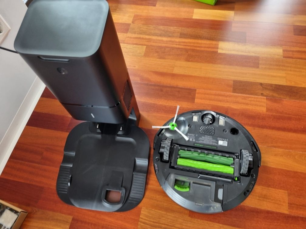 IRobot Roomba I7+ z stacją Clean Base +akcesoria