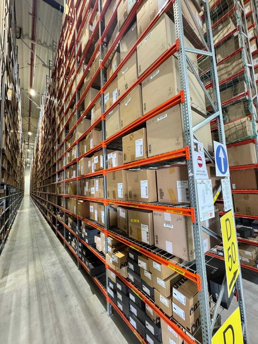 Regały magazynowe , hale i magazyny
