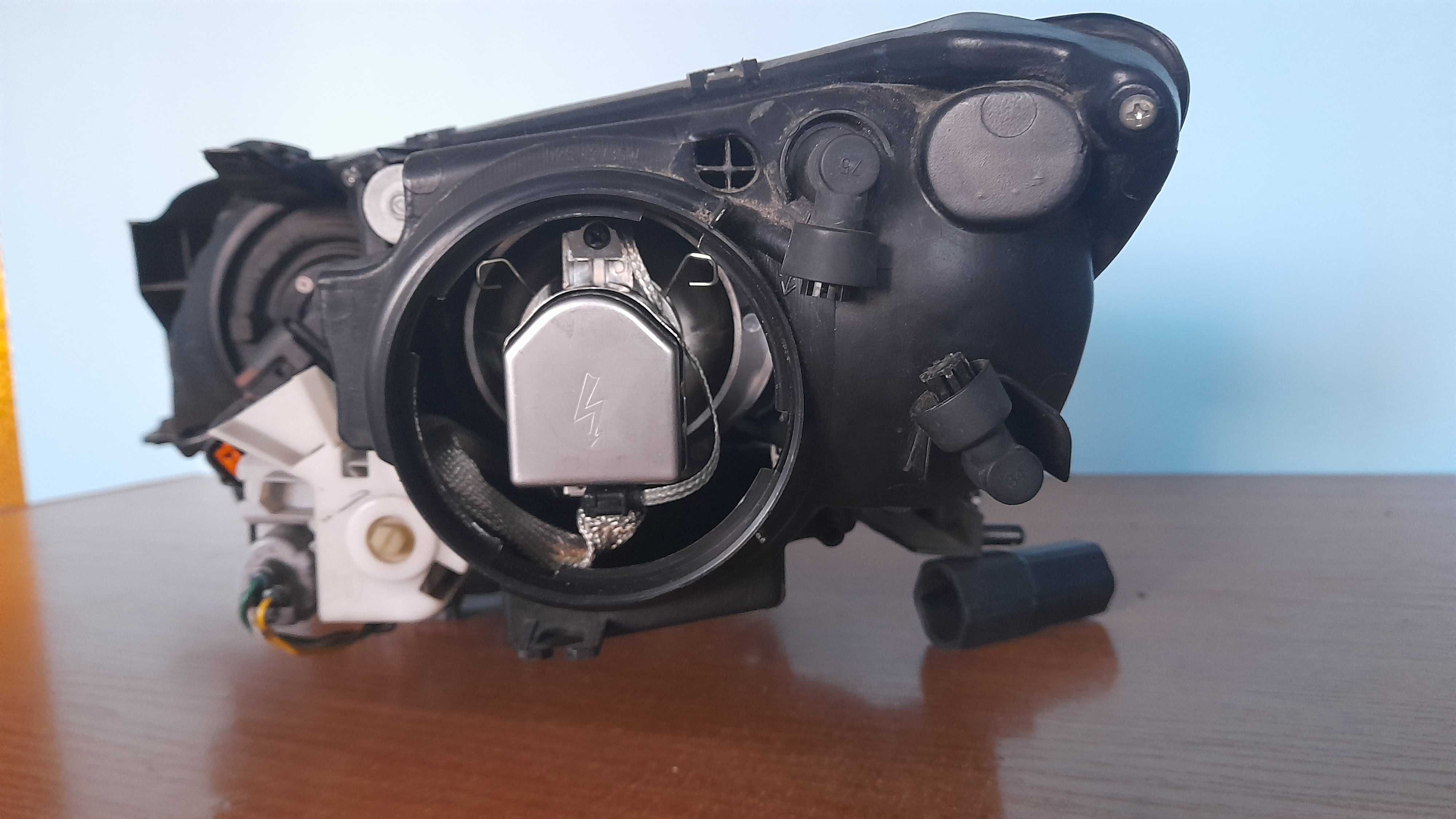 Mazda xc7 Prawa lampa xenon