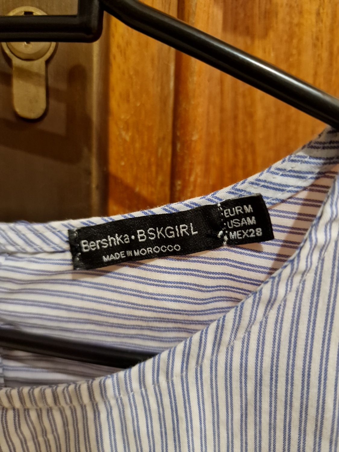 Camisa às riscas azuis e brancas da Bershka