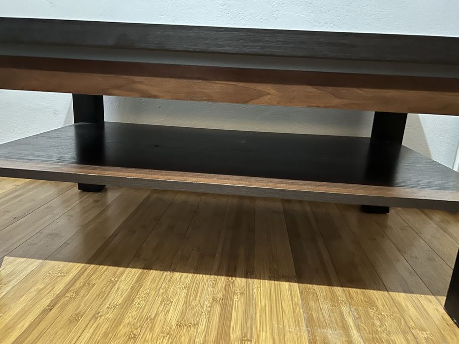 Ława pokojowa w ciemnym brązie.