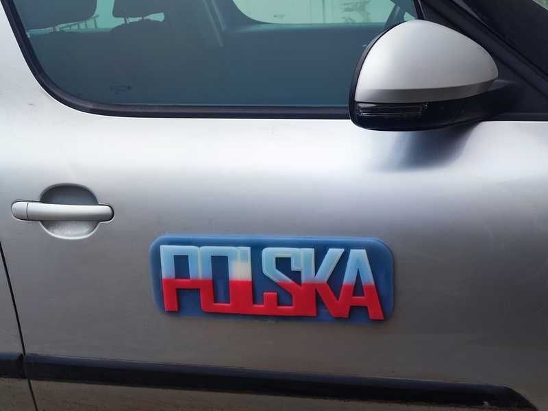 Magnetyczny napis POLSKA – wyjątkowy gadżet dla Twojego auta!