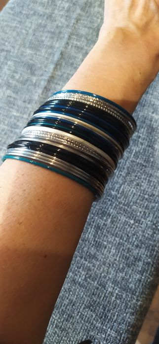 Zestaw 30 bransoletek