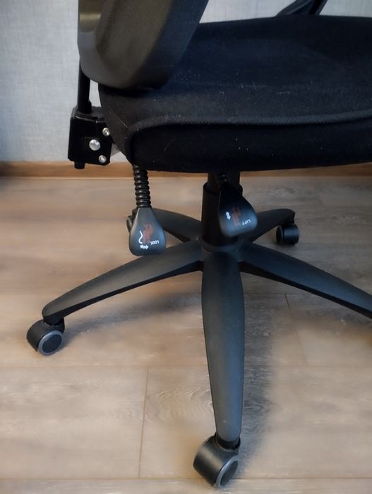 Офісне, комп'ютерне крісло.