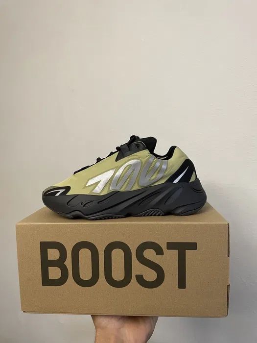 Оригінальні кроссовки Adidas Yeezy Boost 700 Resin GW9525