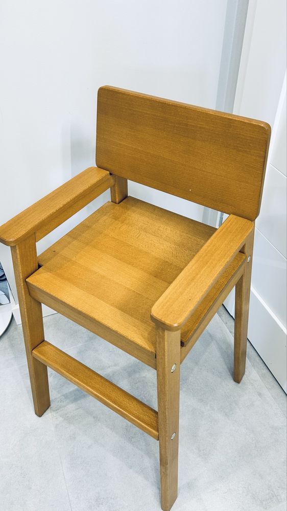Drewniane krzeselko z drewna bukowego do karmienia