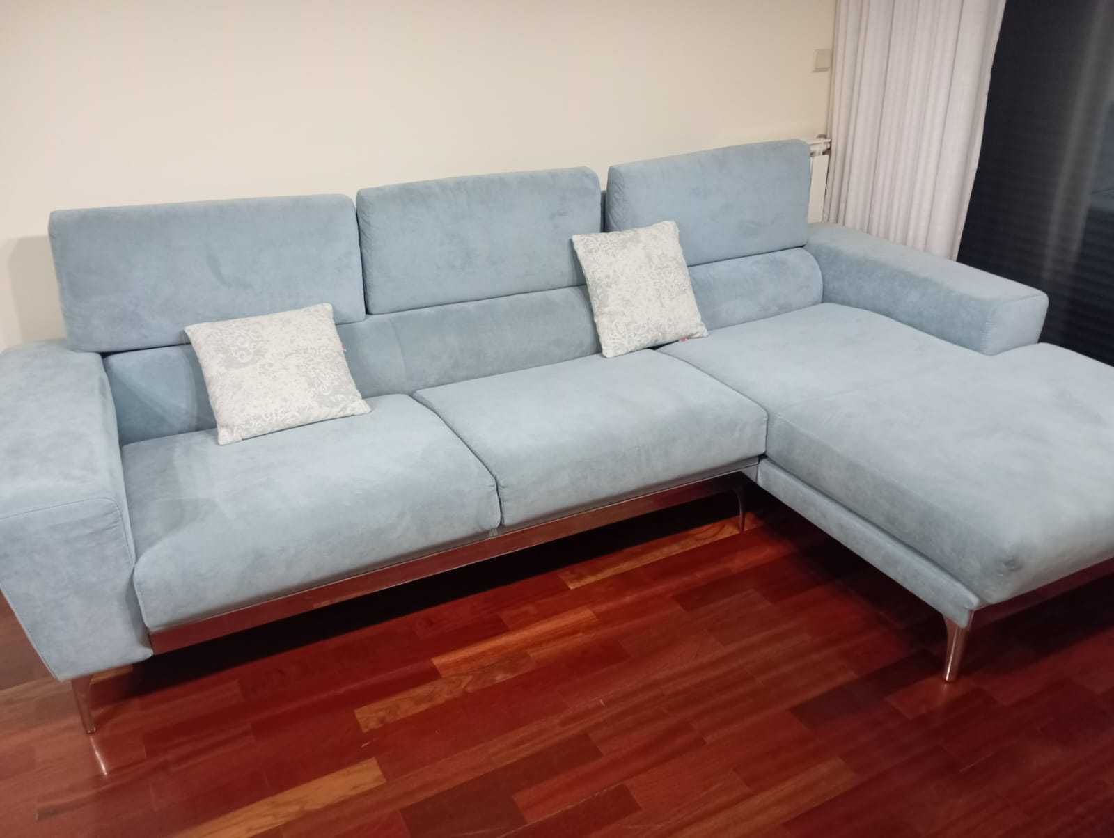 sofa em tecido e pes em inox
