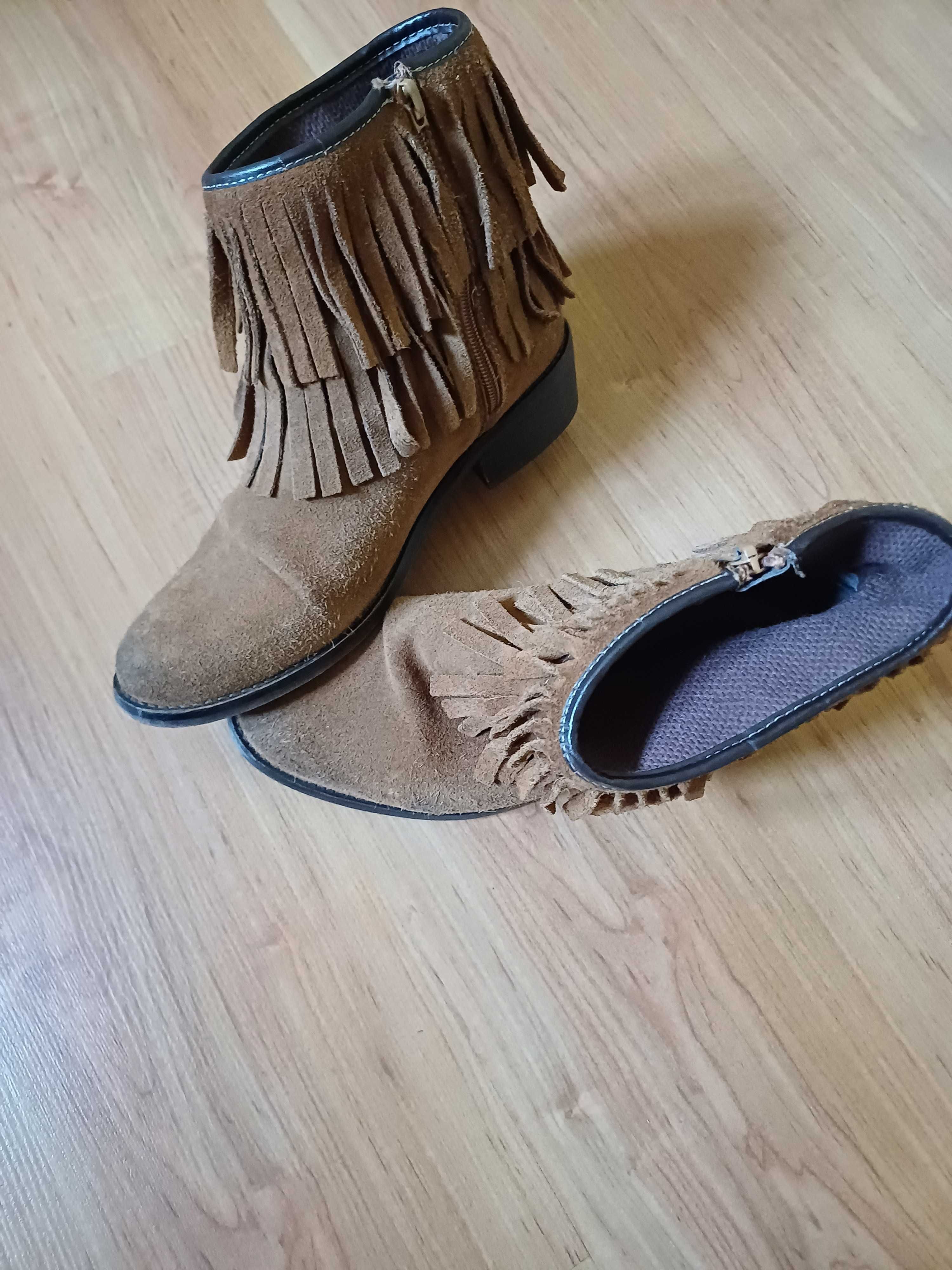 Botas em camurça  com franjas, em bom estado e muito confortáveis.