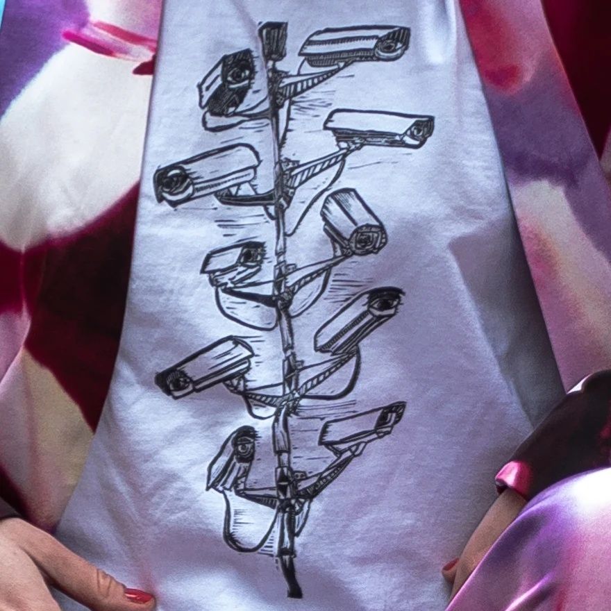 Koszulka z ręcznie wykonanym nadrukiem w formie linorytu