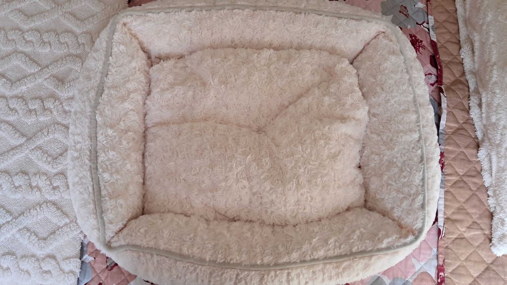 Alcofa NOVA com almofada amovível para cães ou gatos