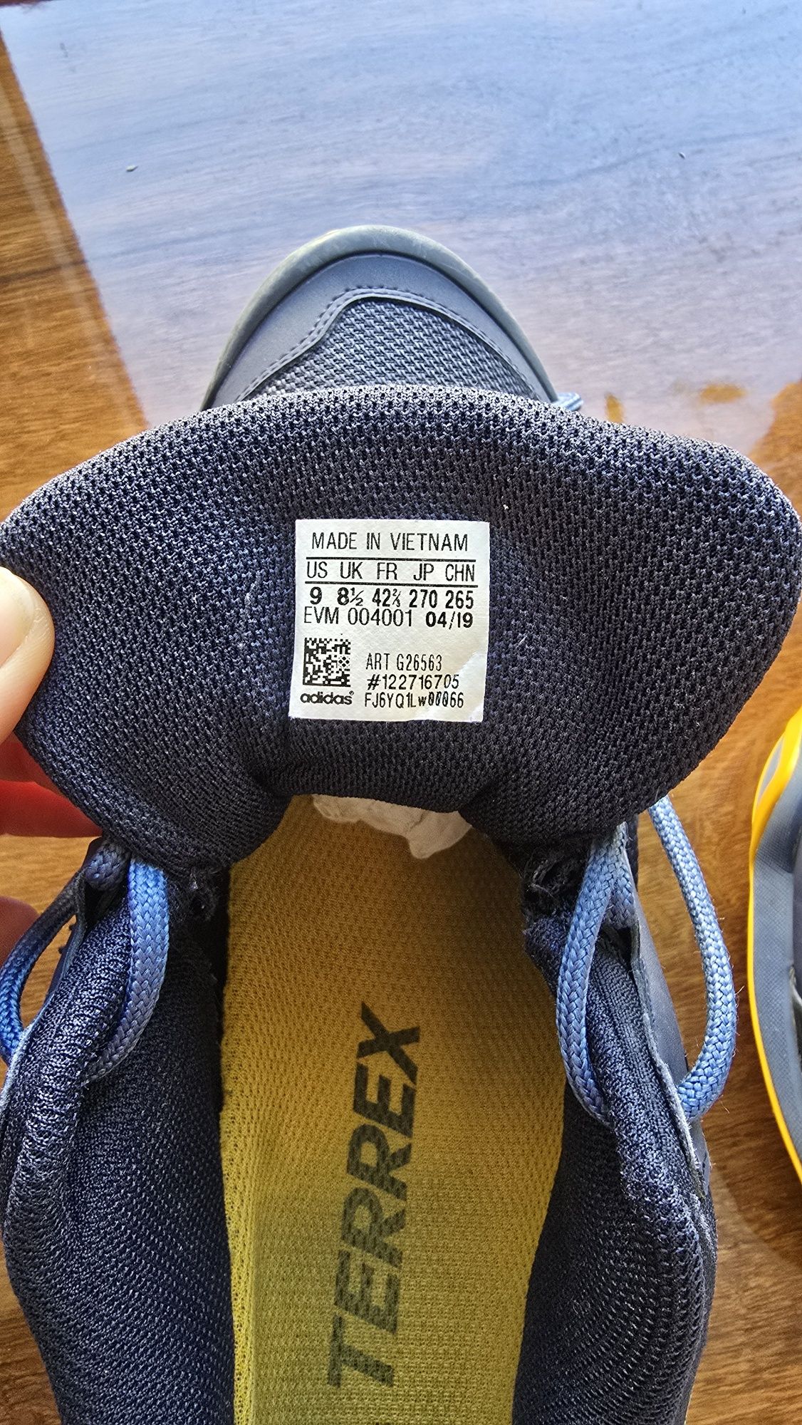 Кросівки adidas в гарному стані