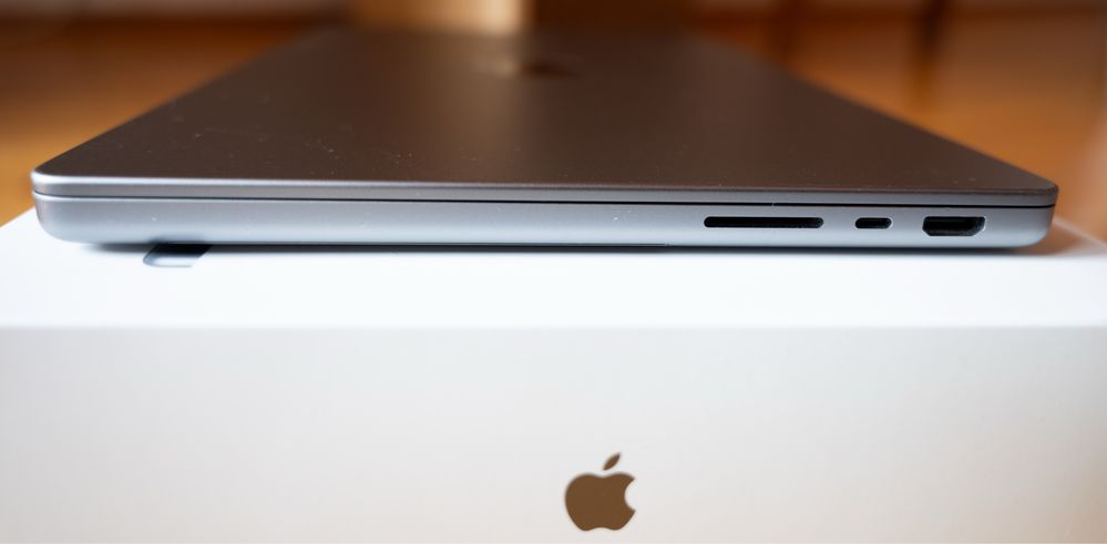 MacBook Pro 14” (A2442)  M1 Pro, 16 GB RAM SSD 512 GB-pęknieta matrca