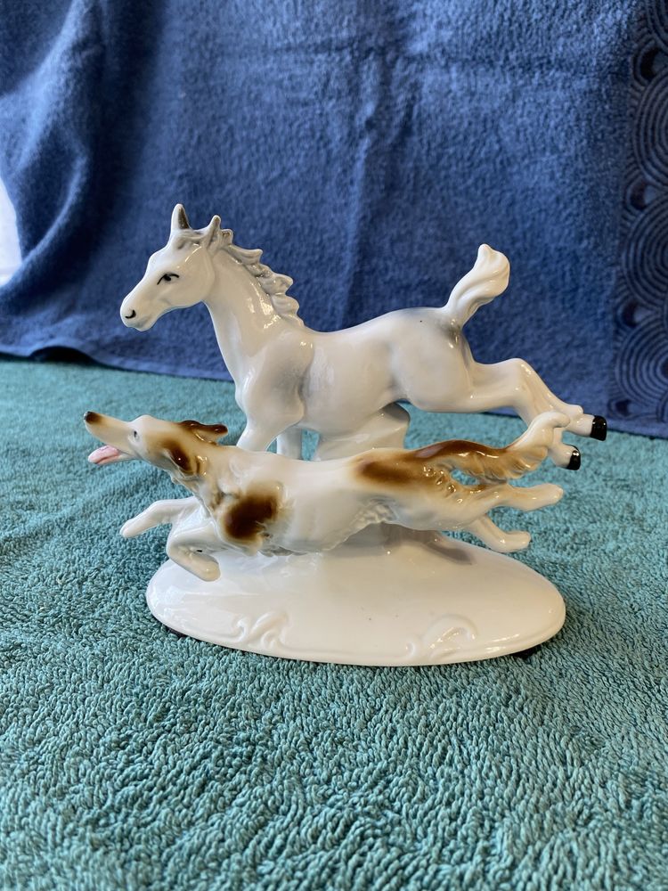 Niemiecka figurka porcelanowa konia z psem