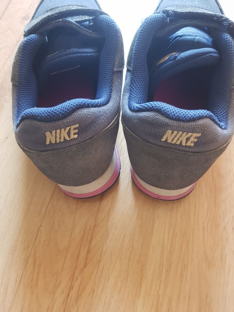 Buty sportowe dziecięce marki Nike rozmiar 35
