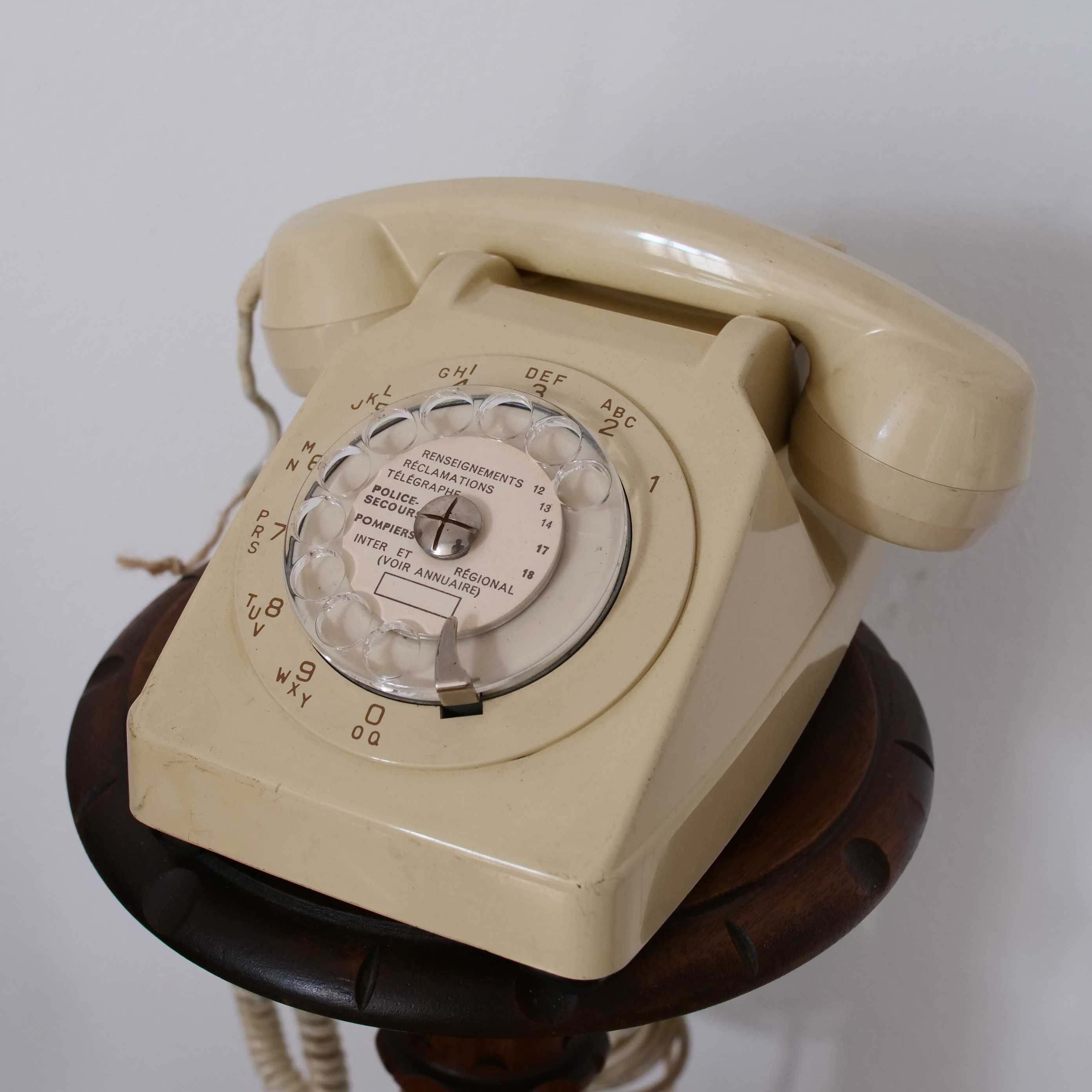 Telefone de disco vintage em baquelite