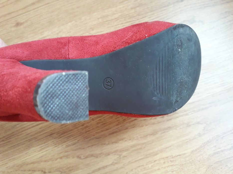 Sapatos camurça vermelhos