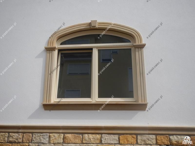 ~31~ Parapet zewnętrzny z piaskowca. Piaskowiec, kamień