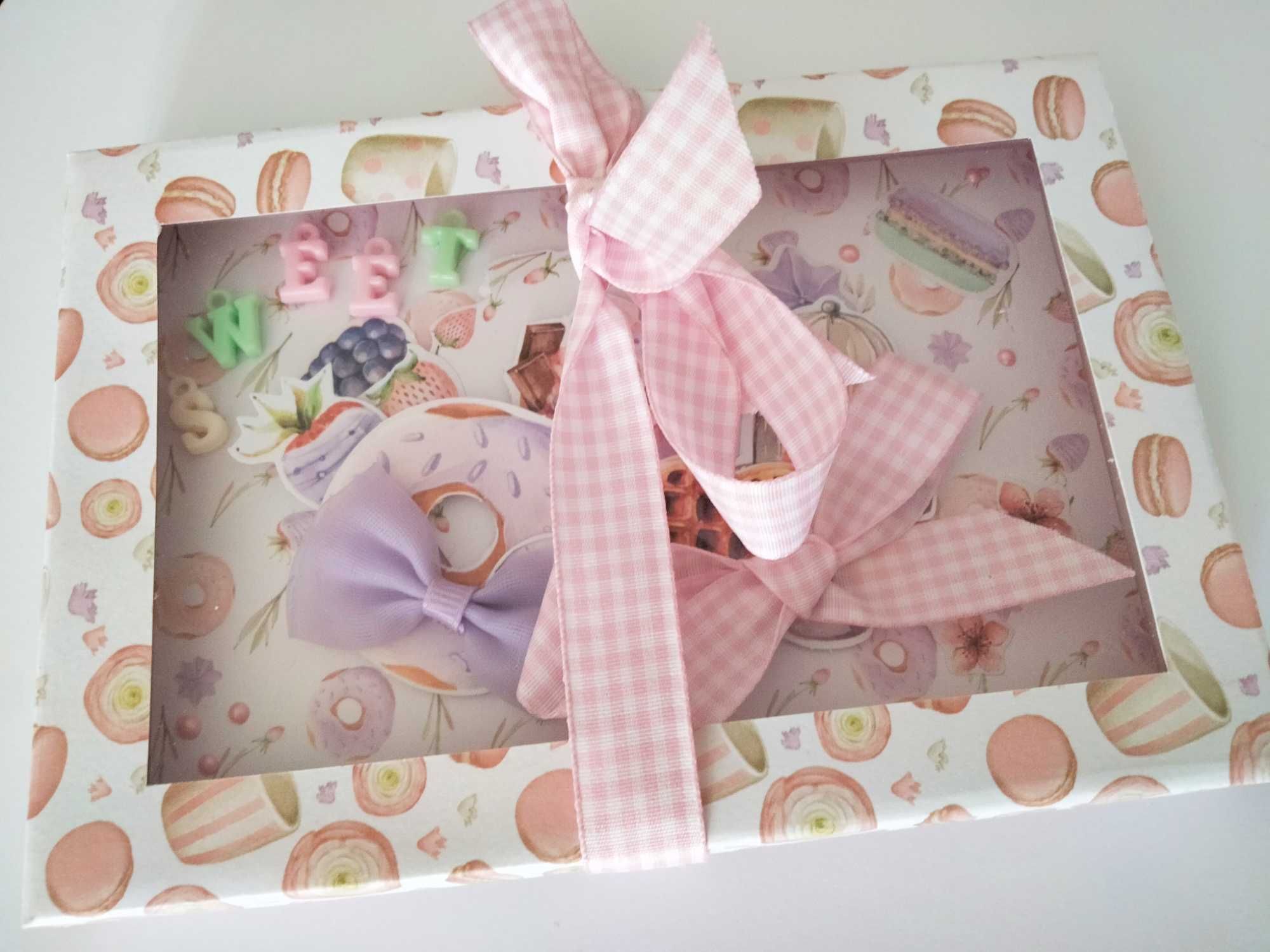 Kartka urodziny słodycze słodka babka w pudełku