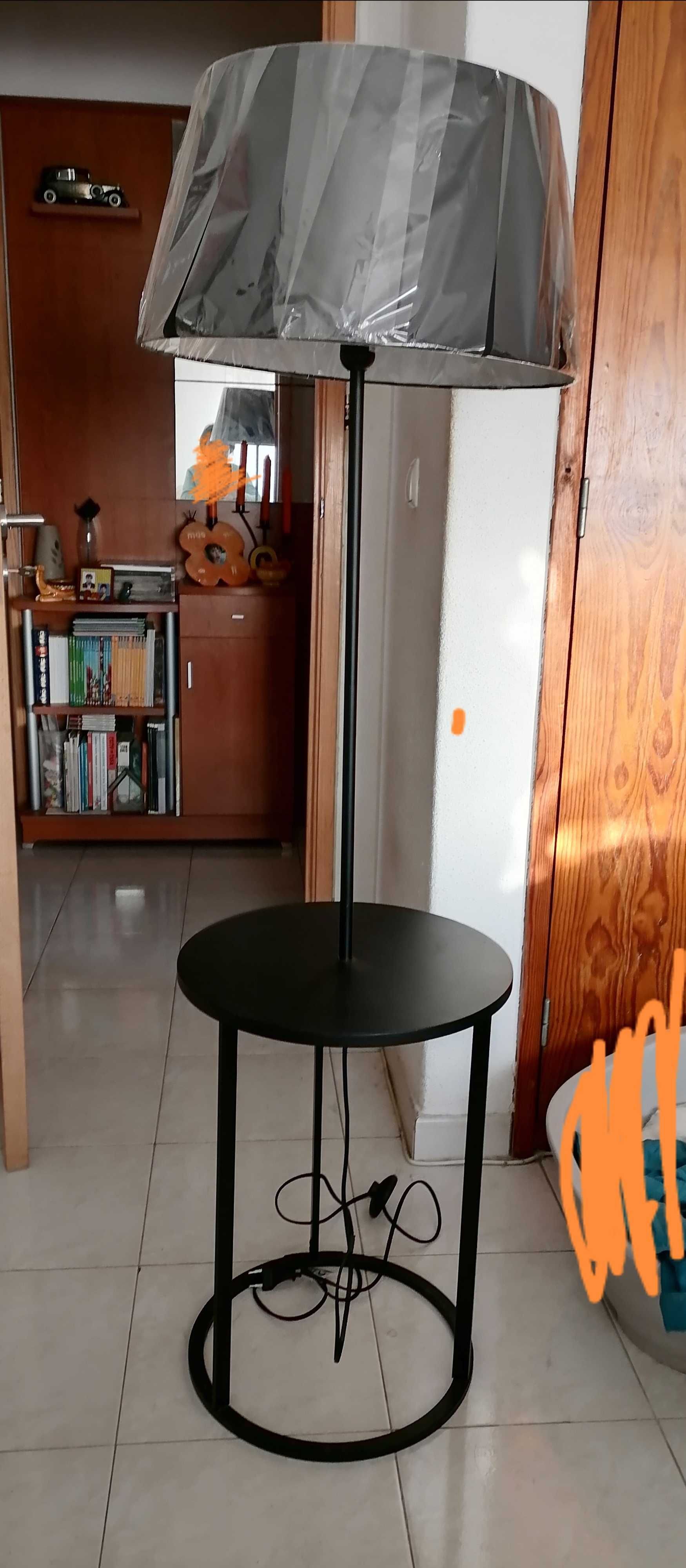 Candeeiro de mesa com design simples e moderno