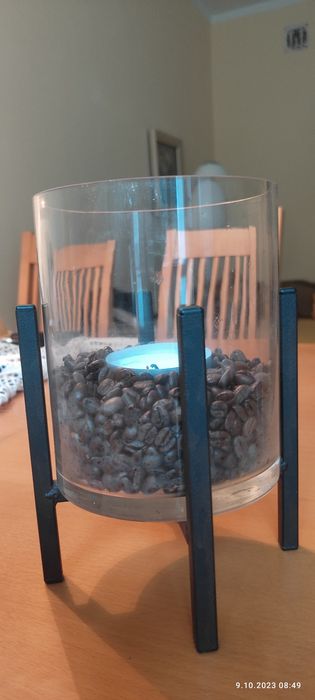 Świecznik, kwiaty , lampki