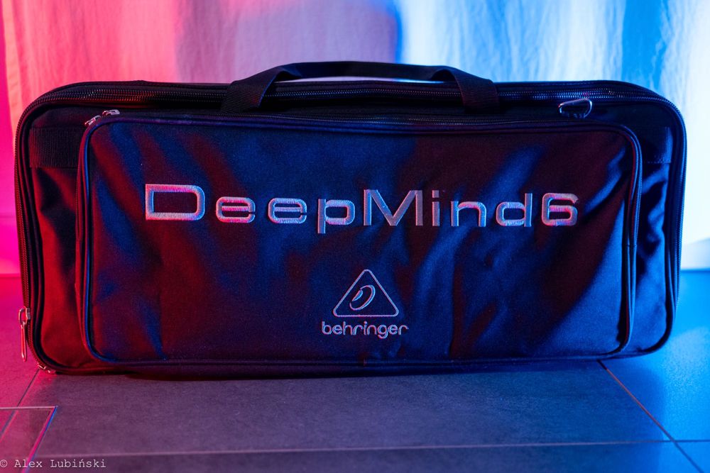 Behringer Deepmind 6 z pokrowcem - Roland Jupiter/Juno na sterydach