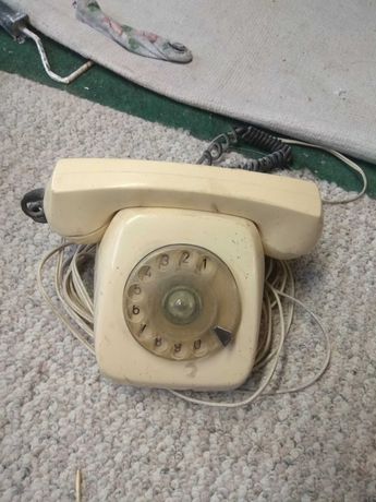 stary telefon z tarczą