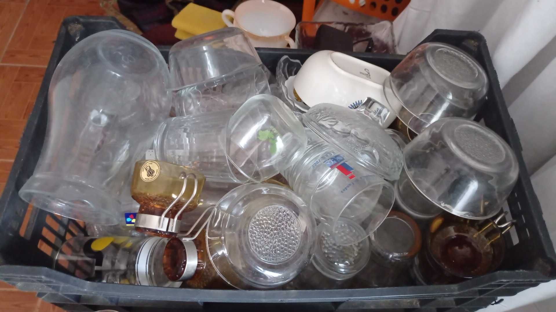 Vendo pratos, copos, canecas e objetos decorativos