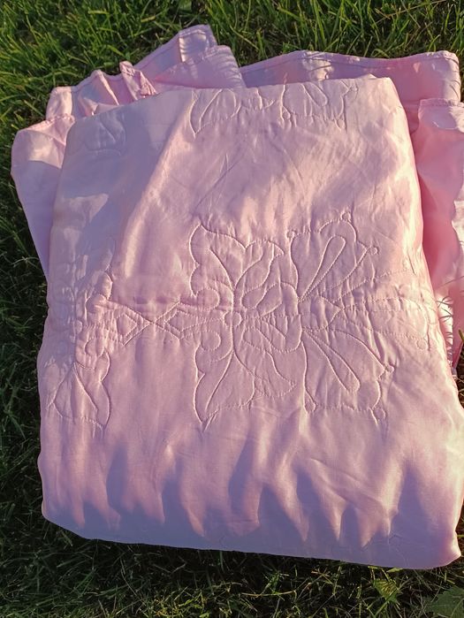 Атласне рожеве покривало на ліжко