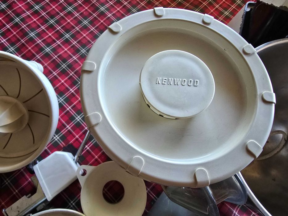 Batedeira Kenwood com todos os acessórios de origem