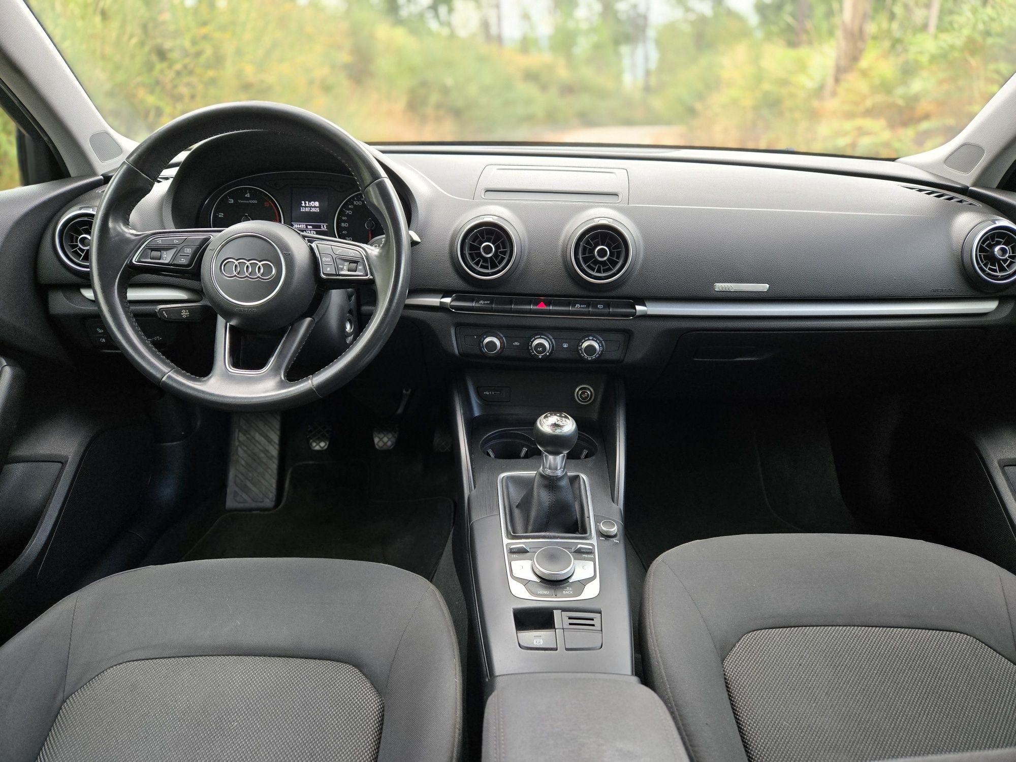 Luxo e conforto em um carro extremamente novo pronto para viagens