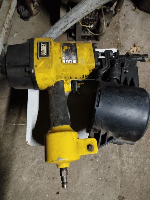 Gwoździarka pneumatyczna uszkodzona