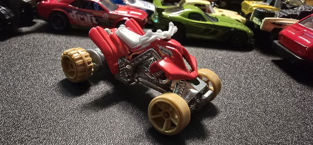 Hot Wheels o nazwie Sand Stinger.