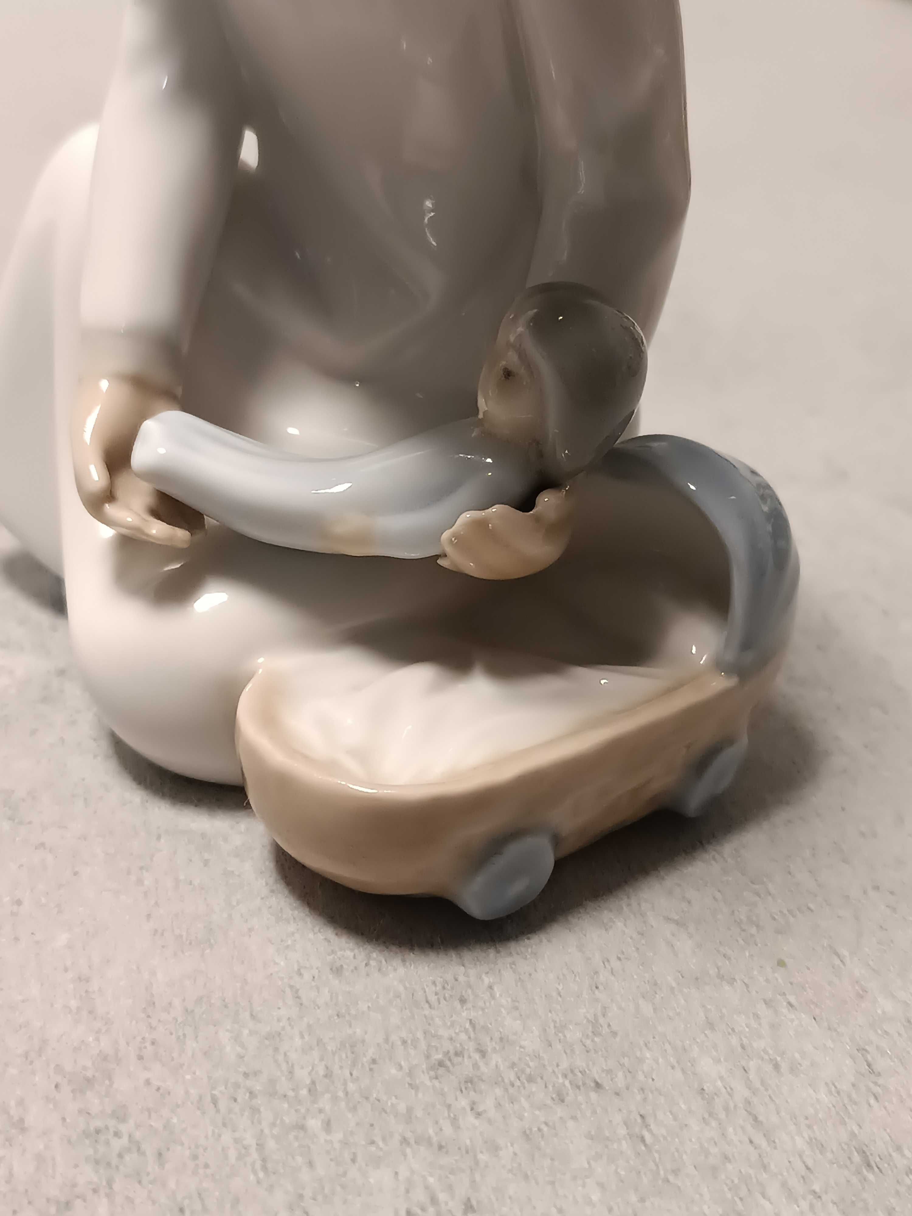 LLADRO seria Zaphir Dziewczynka z lalką