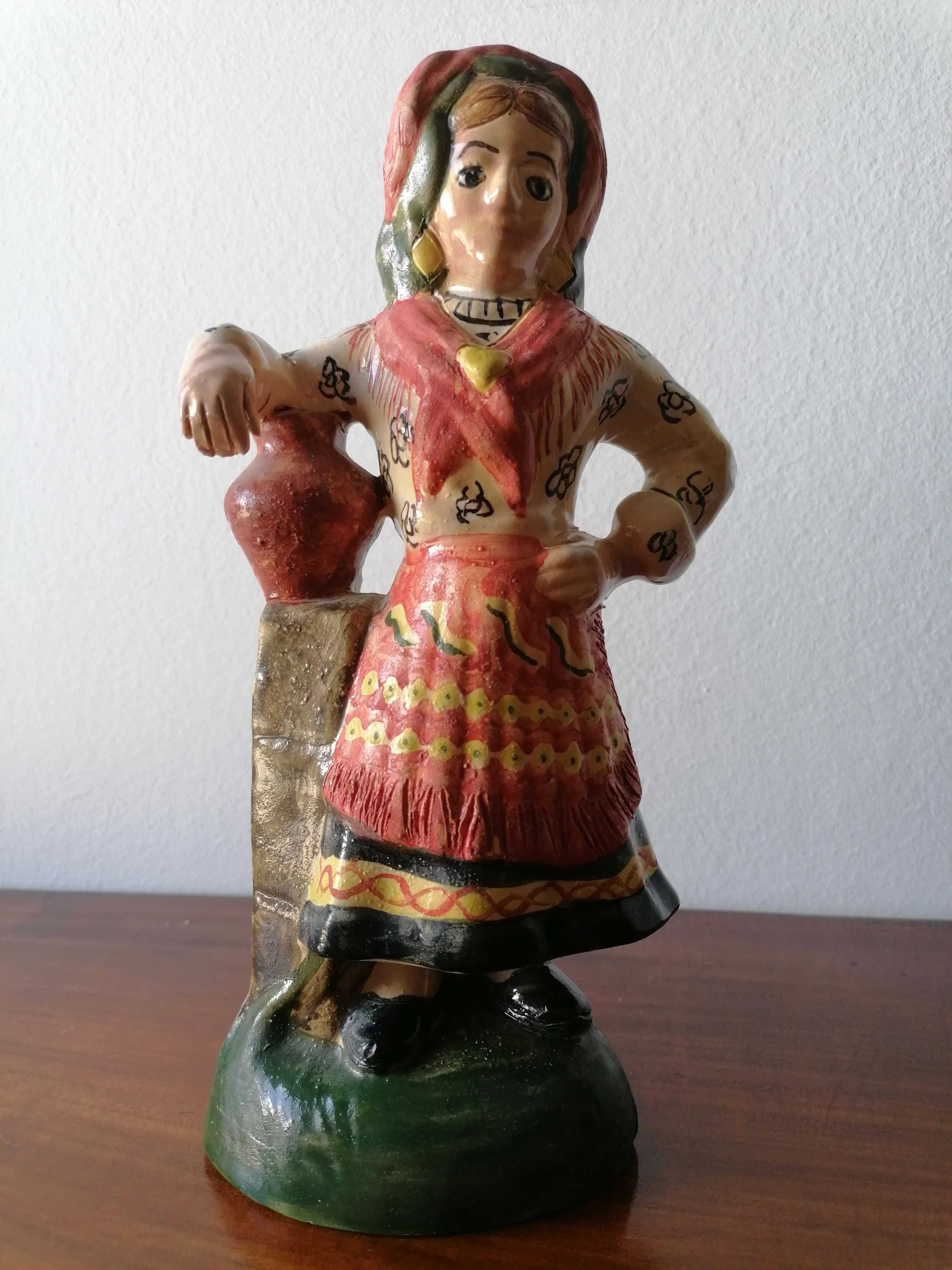 Figura cerâmica com traje regional, datada de 1994