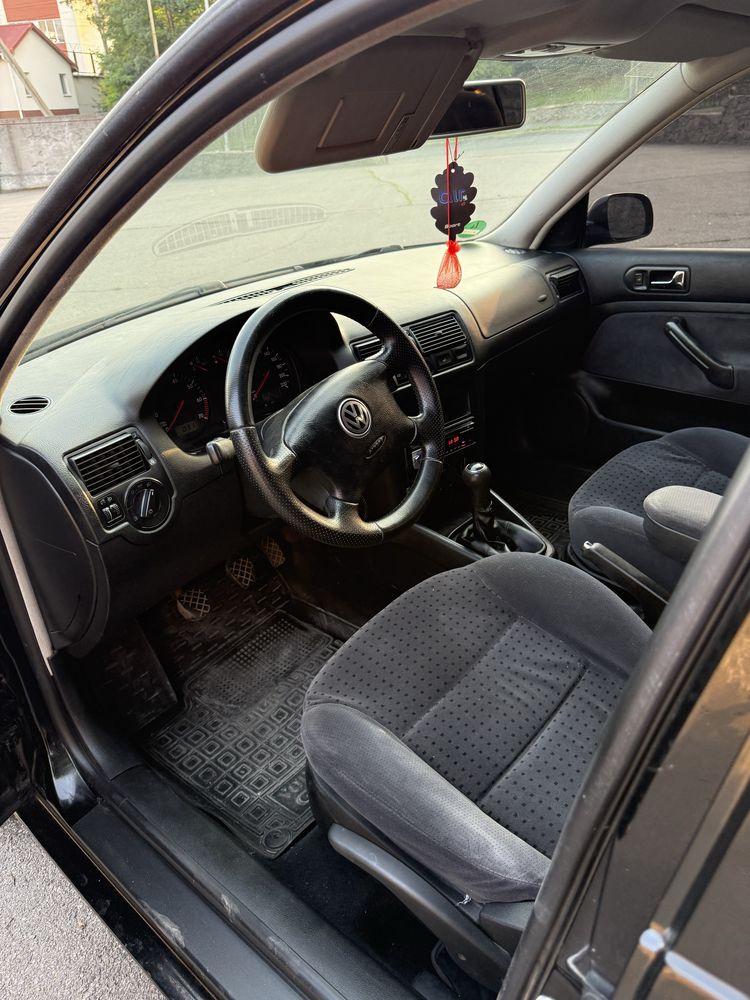 Volkswagen Golf 4 • Універсал • 1999 • 1.4 бензин • Чорний