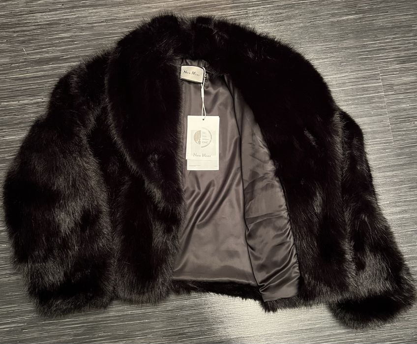 Еко-шубка чорного кольору в стилі ZARA