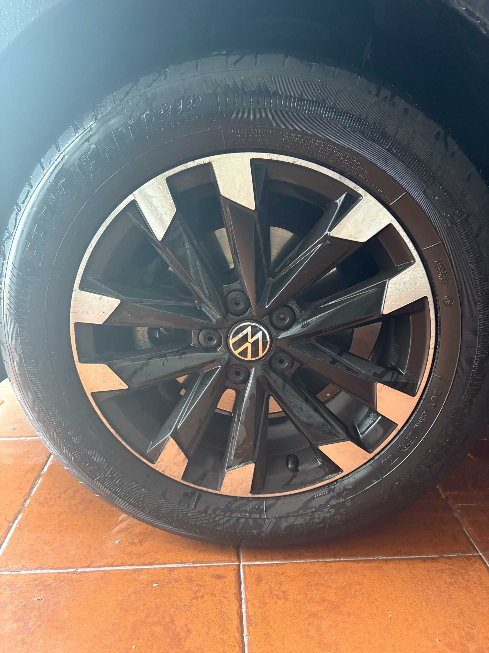 Vendo T-Croos com garantia!